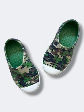 Native Jefferson Shoes Kids Size 6 Green Camo Slip On Water Friendly Summer